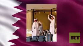 الأمير تميم يلف علم قطر حول رأسي نجليه (فيديو)
