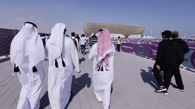 مراسل إسرائيلي يفشل في إيجاد من يحاوره بشوارع قطر (فيديو)