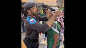 يثير تفاعلا .. مقطع فيديو متداول لرجل أمن في قطر يساعد مشجعة على لبس