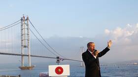 أردوغان يقنع مواطنا بالتراجع عن الانتحار من فوق جسر