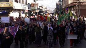 آلاف الأكراد يتظاهرون تنديداً بالهجمات التركية في شمال شرق سوريا
