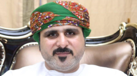 المعلق الشهير خليل البلوشي يبكي على الهواء بسبب والدته (فيديو)