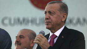 بالفيديو..أردوغان يرتل القرآن الكريم بصوت جميل وعذب على ضريح جلال الدين الرومي