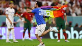 كشف هوية ومصير المشجع الذي اقتحم مباراة البرتغال بعلم