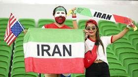 مونديال قطر.. إجبار مشجع على إزالة علم أوكرانيا من ملعب أثناء مباراة إيران وأمريكا