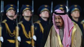 خبير يكشف لـRT التفاصيل.. ماذا ينتظر الاقتصاد في مصر بعد قرار الملك سلمان؟