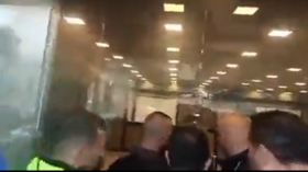 لبنان.. مواطن يقتحم بنكا ويحتجز موظفيه ويهدد بحرق المبنى لتحرير أمواله (فيديو)