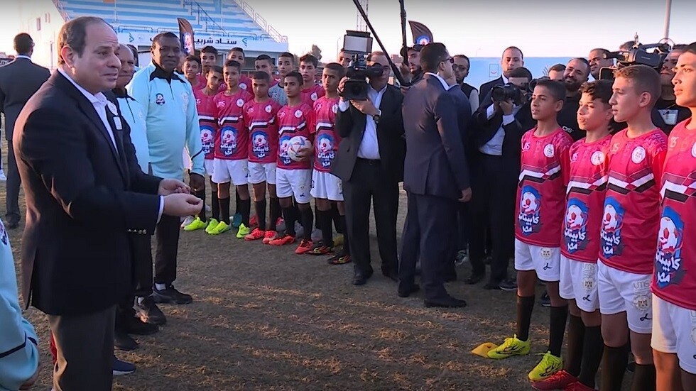 السيسي لطفل من شربين: محمد صلاح نموذج مصري مشرف ولو عاوز تبقى زيه لازم تتعب وتشتغل (فيديو)
