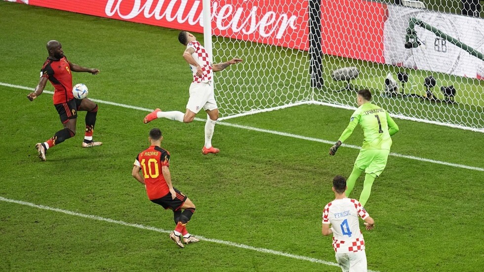 شاهد.. "البلدوزر" لوكاكو يحطم زجاج مقاعد البدلاء بعد الخروج من كأس العالم