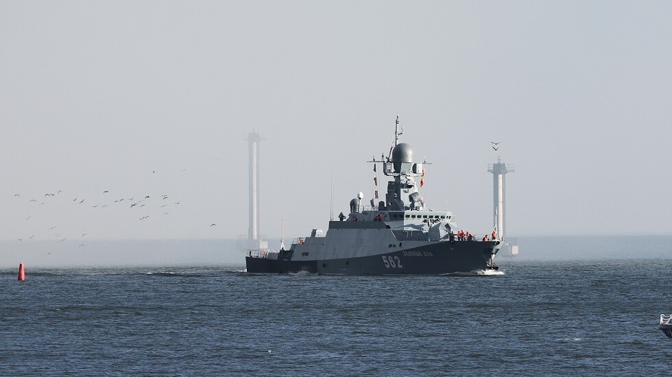 روسيا تختبر أسلحة سفينة صاروخية جديدة