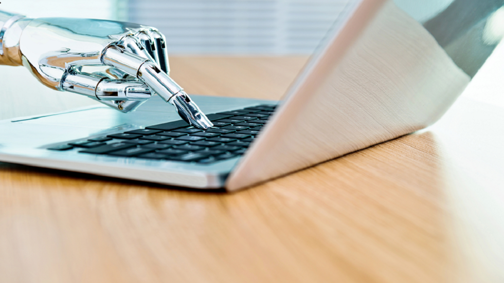 امرأة تثير جدلا بمحادثة نفسها السابقة بعد تدريب روبوت على يوميات طفولتها!