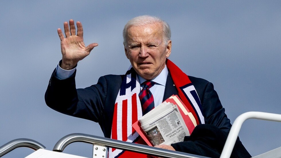 مرافقوه هبوا لمساعدته.. بايدن يرتكب هفوة جديدة خلال استقباله للأمير البريطاني وليم.. فيديو