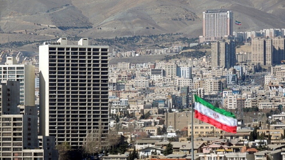 البرلمان الإيراني يطلق مراجعة لـ "قانون فرض الحجاب" المتسبب بإطلاق شرارة الاحتجاجات