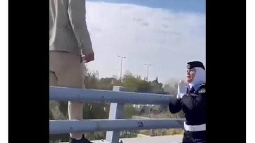 شرطية أردنية تثني شابا عن الانتحار