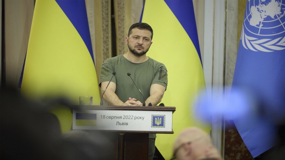 صحيفة إسبانية: زيلينسكي في موقف صعب مع انحسار الدعم الغربي