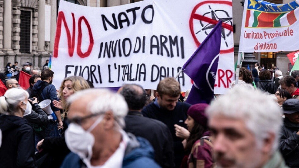 احتجاجات في ميلانو على إرسال الأسلحة لكييف والعقوبات ضد روسيا