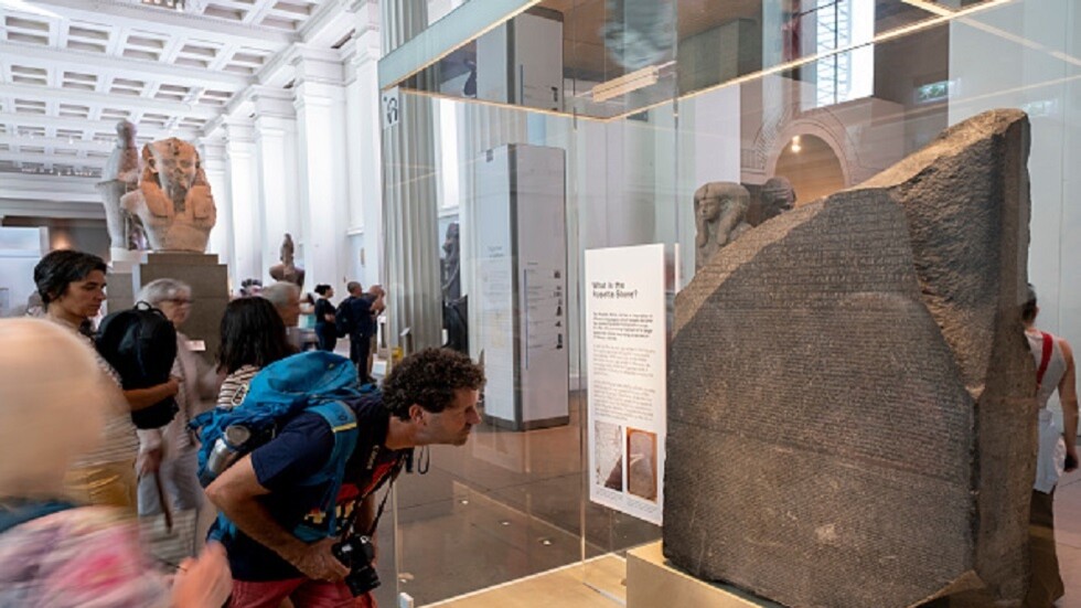 حواس يحث المصريين على جمع مليون توقيع لاستعادة حجر رشيد