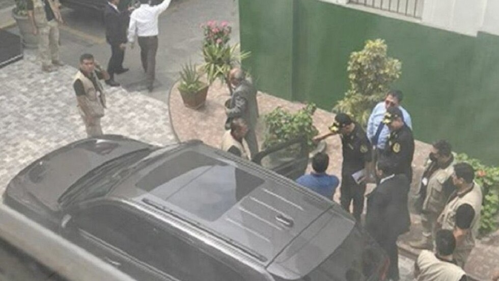 صور وفيديوهات متداولة للحظة اعتقال رئيس بيرو