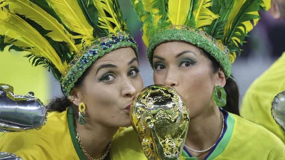 فتاة تداعب الكرة بمهارة في شوارع قطر (فتاة)