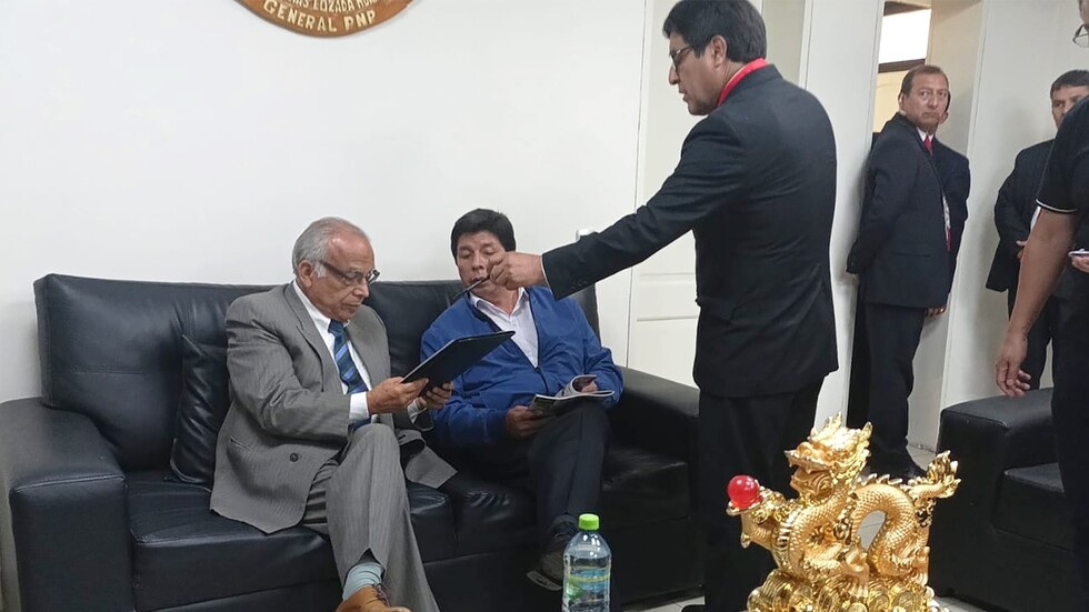 أول دولة تعلن استعدادها لمنح اللجوء لرئيس بيرو المعزول