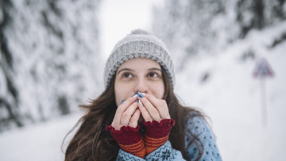 طبيبة تكشف أعراض الحساسية من البرد