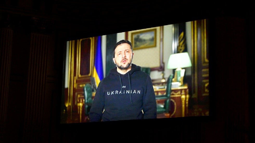 زيلينسكي يتحدث بصراحة عن خطورة الوضع على الجبهة