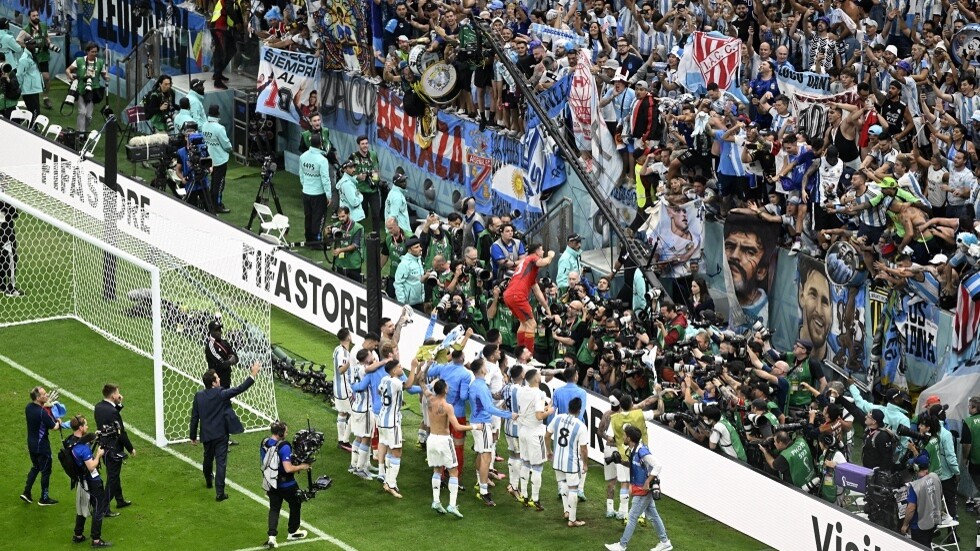 شاهد.. احتفالات ميسي وزملائه مع الجماهير في ملعب "لوسيل"