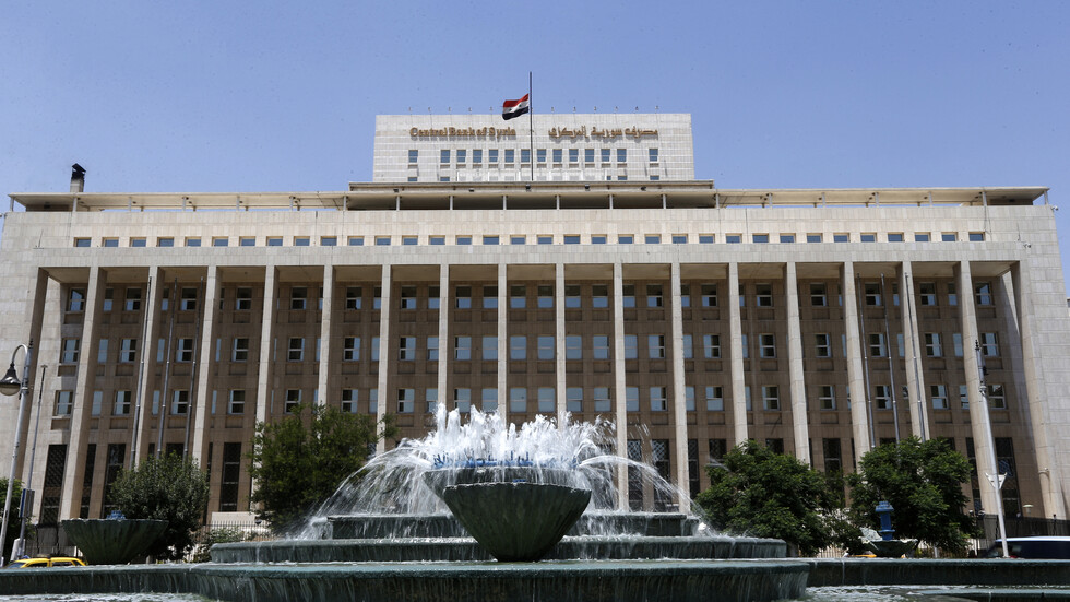 المصرف المركزي السوري ينفي احتمال تأخر تسديد رواتب العاملين في الدولة