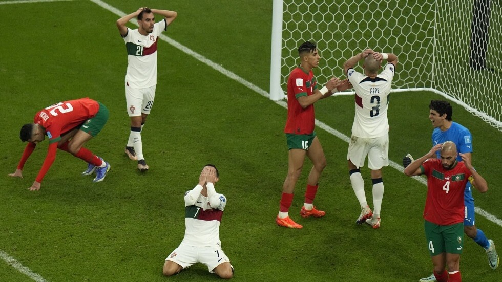 شاهد.. لاعب مغربي يقبل رأس بيبي بعد فشله في هز الشباك