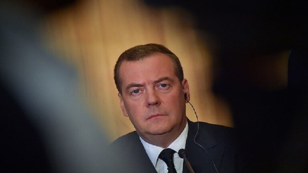 مدفيديف يشبه النخبة الأوكرانية النازية بـ "الكلاب الضالة"