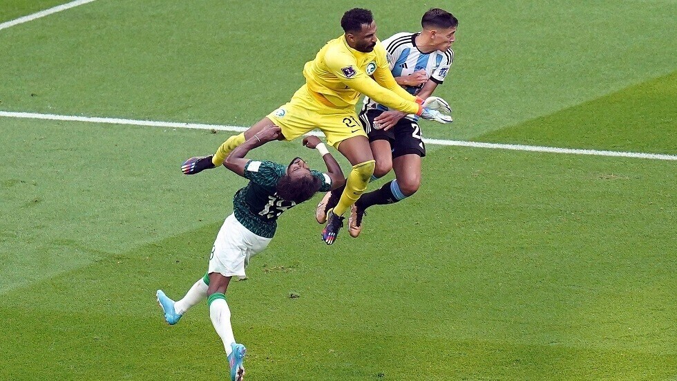 السعودي الشهراني يظهر في نادي الهلال بعد الإصابة الخطيرة بكأس العالم (صور)
