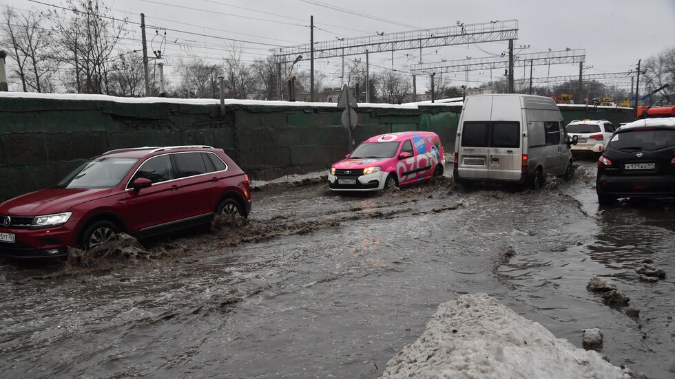 شاهد.. بعد عاصفة ثلجية أمطار تغمر موسكو وضواحيها