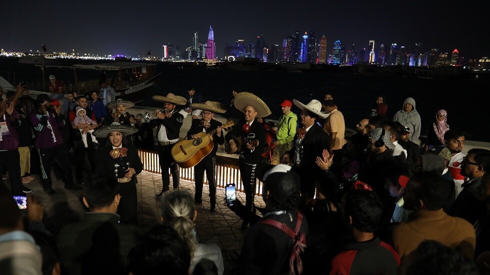 شاهد.. غوارديولا في حوار طريف مع فتاة محجبة