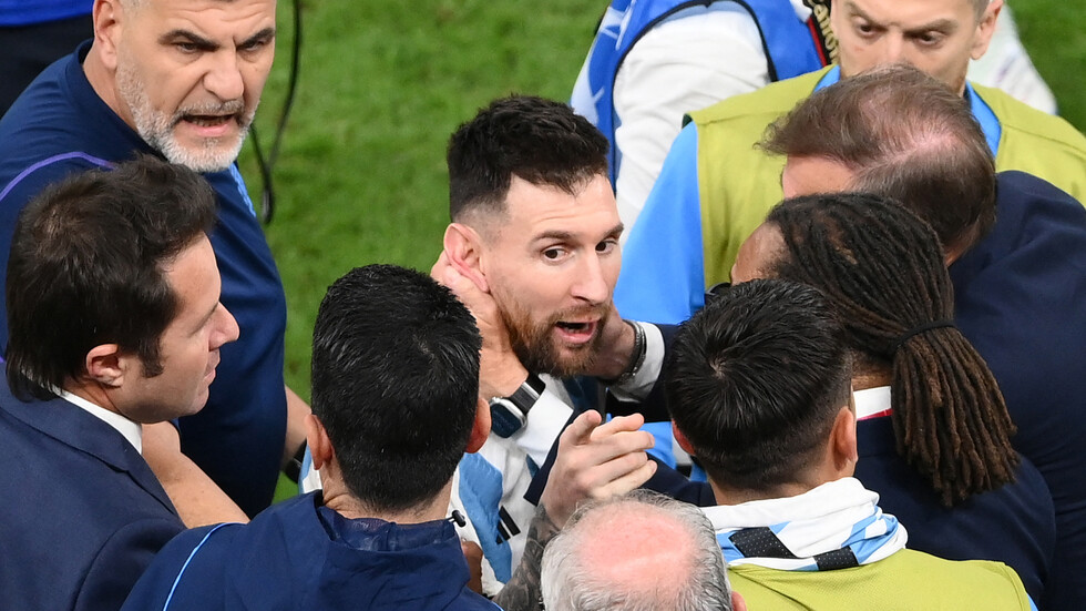 تفاصيل جديدة لشجار ميسي مع مهاجم هولندا