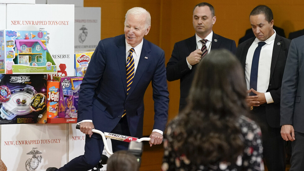 بايدن يثير الجدل مجددا بتصرفاته وتصريحاته خلال حفل خيري: أريد أن أركب دراجة أطفال! (فيديو)