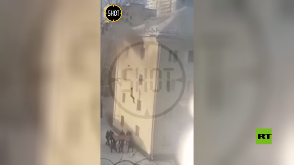 روسيا.. 7 رجال ينقذون امرأة قفزت من الطابق الرابع أثناء الحريق (فيديو)