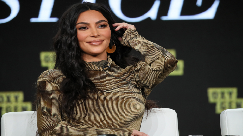 التحدث بصوت محدد كالذي "تستخدمه كارداشيان وهيلتون" يجعل النساء أقل جاذبية!