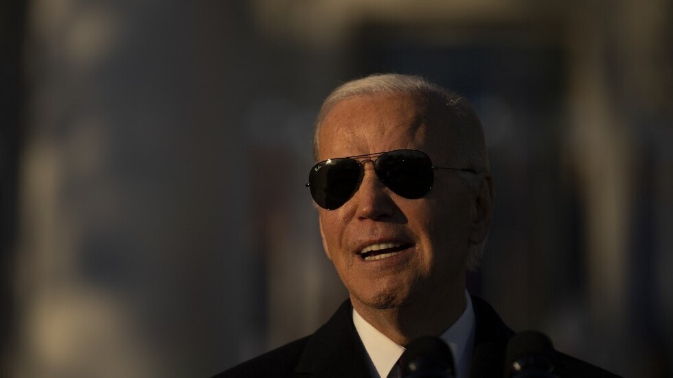 بايدن يدعي أنه خفض الدين القومي الأمريكي