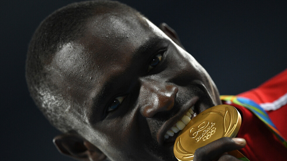 بطل أولمبي ينجو من الموت (صور)