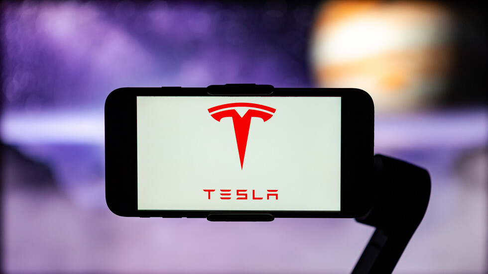 سهم "تسلا" يهبط 40%