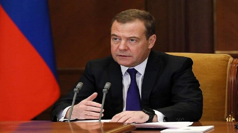 مدفيديف: كلما كانت الدولة ذات وزن سياسي ضعيف ورئيسها غبيا زادت الطموحات