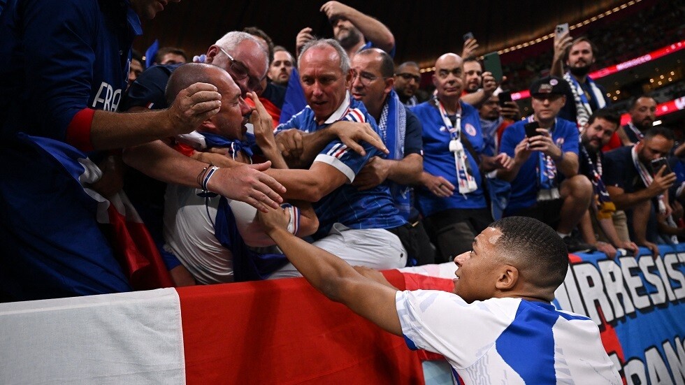 مبابي يعتذر من مشجع في المدرجات بعد اصطدام الكرة به (فيديو)