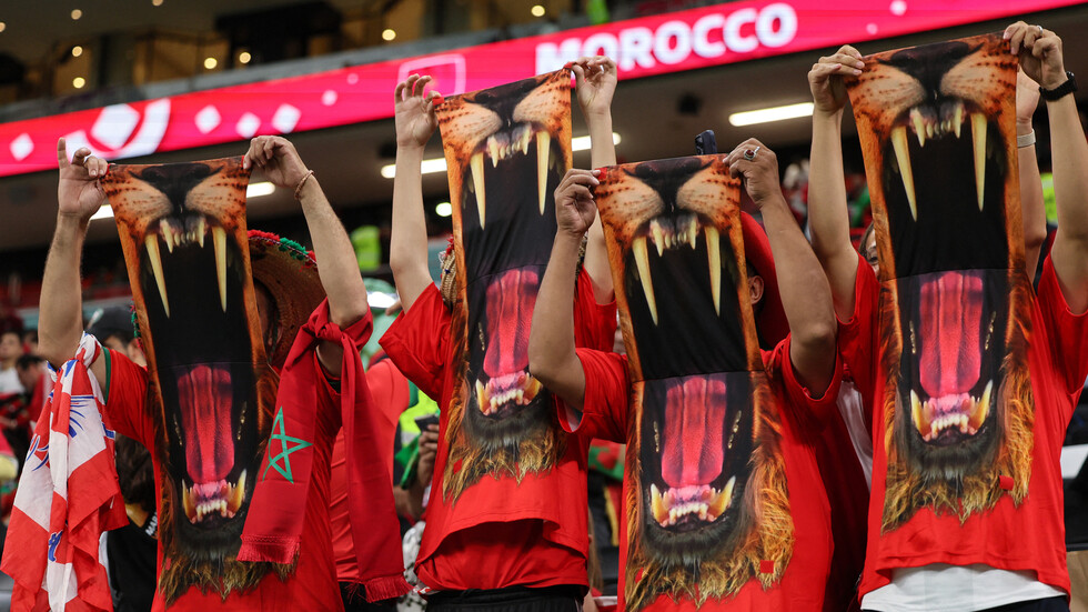 هتاف "لا إله إلا الله" بحضور ماكرون يهز مدرجات مواجهة المغرب وفرنسا (فيديو)