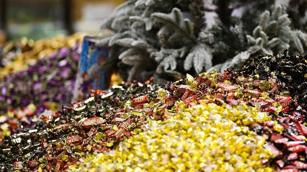 طبيب أطفال يكشف كمية الحلوى التي يمكن للطفل تناولها في اليوم