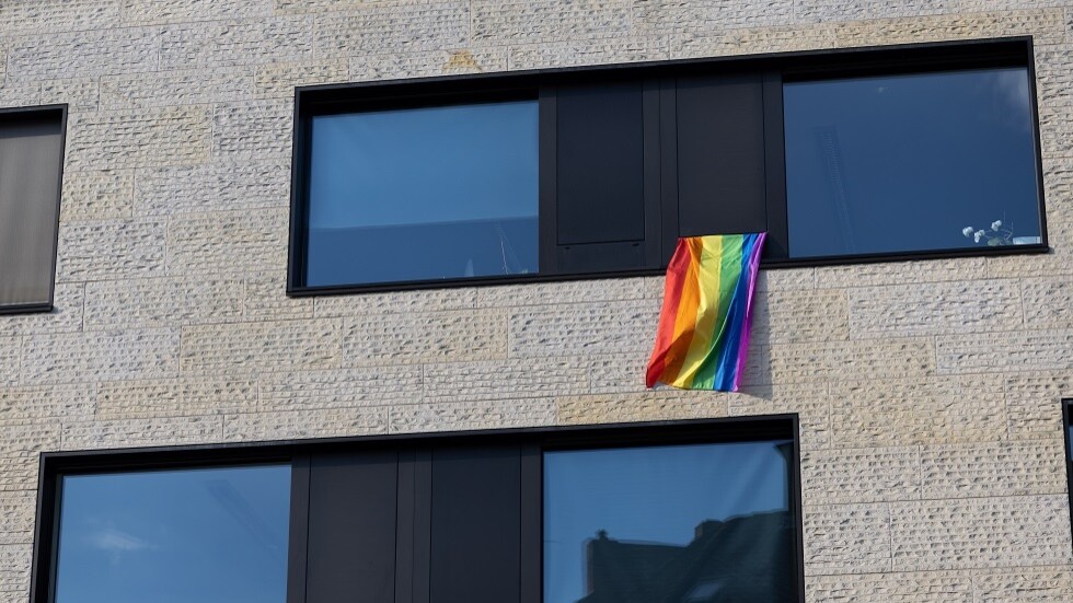 فنان لبناني يدافع عن المثليين