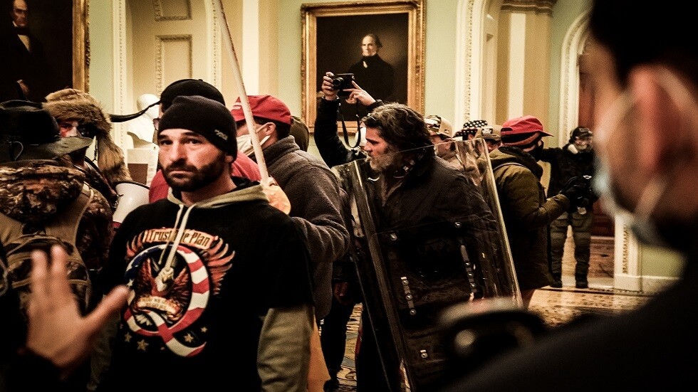 السجن 5 سنوات لأحد مقتحمي مبنى الكونغرس بواشنطن