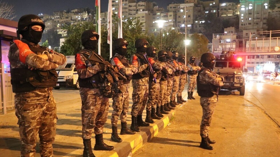 الأمن العام الأردني يعتقل 44 شخصا شاركوا في أعمال شغب ويكثف انتشاره في محافظات المملكة (صور)