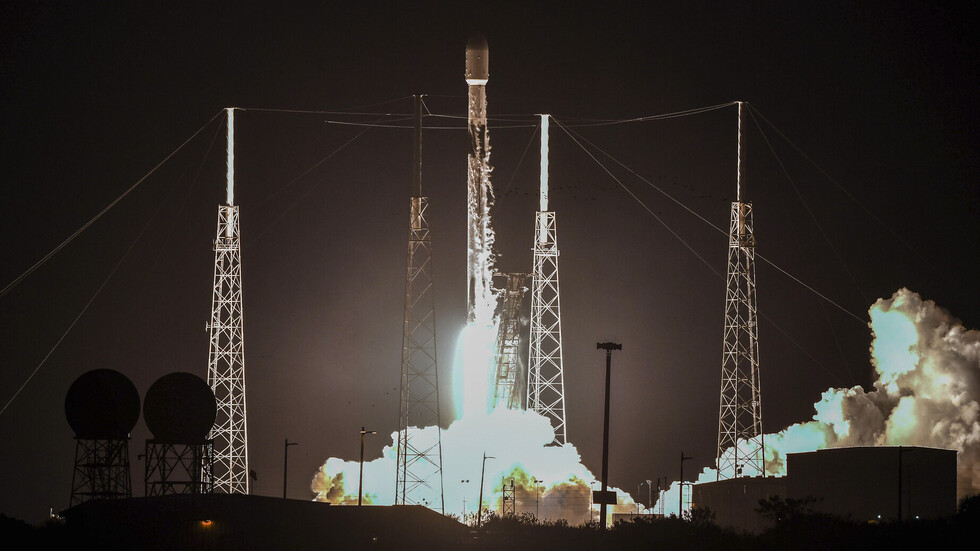 "سبيس إكس" تطلق صاروخ "فالكون 9" يحمل قمرين للاتصالات