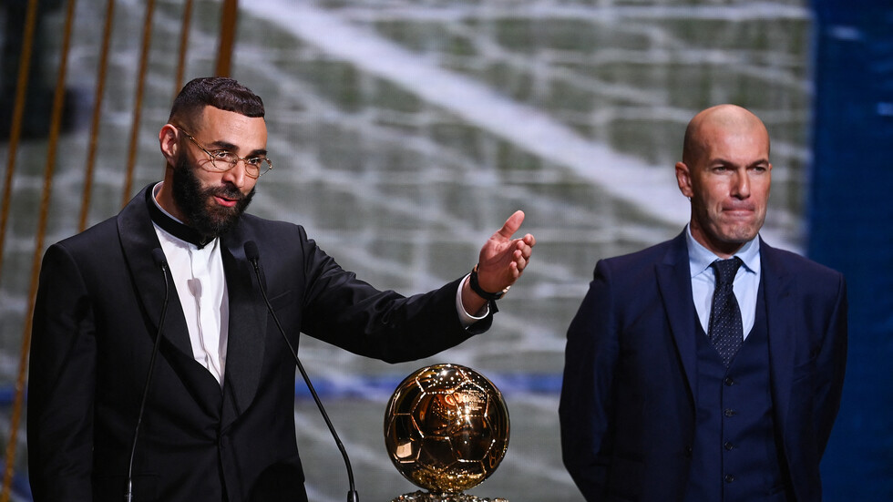 بنزيما يستعين بزيدان لتوجيه رسالة إلى ديشامب