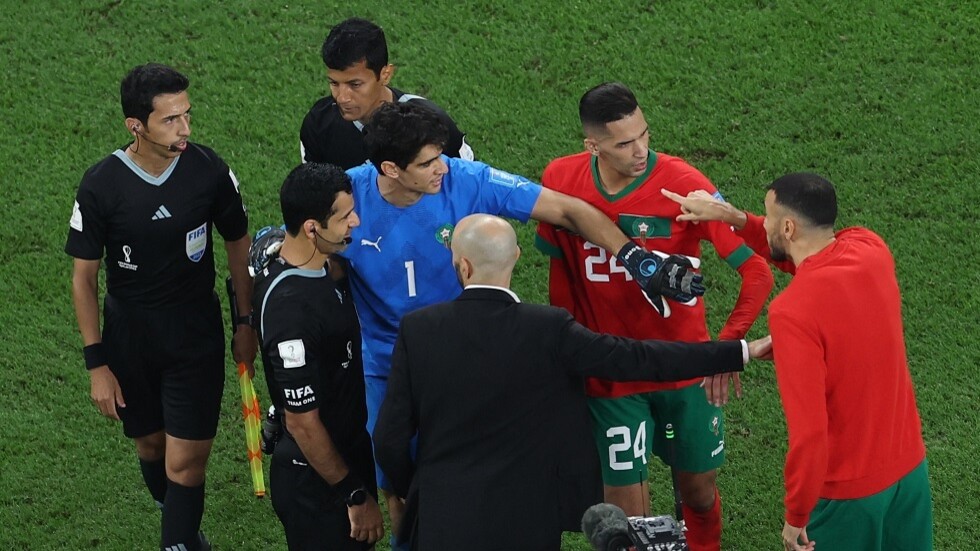 لاعبو المغرب يهاجمون القطري الجاسم حكم مباراة كرواتيا (فيديو)